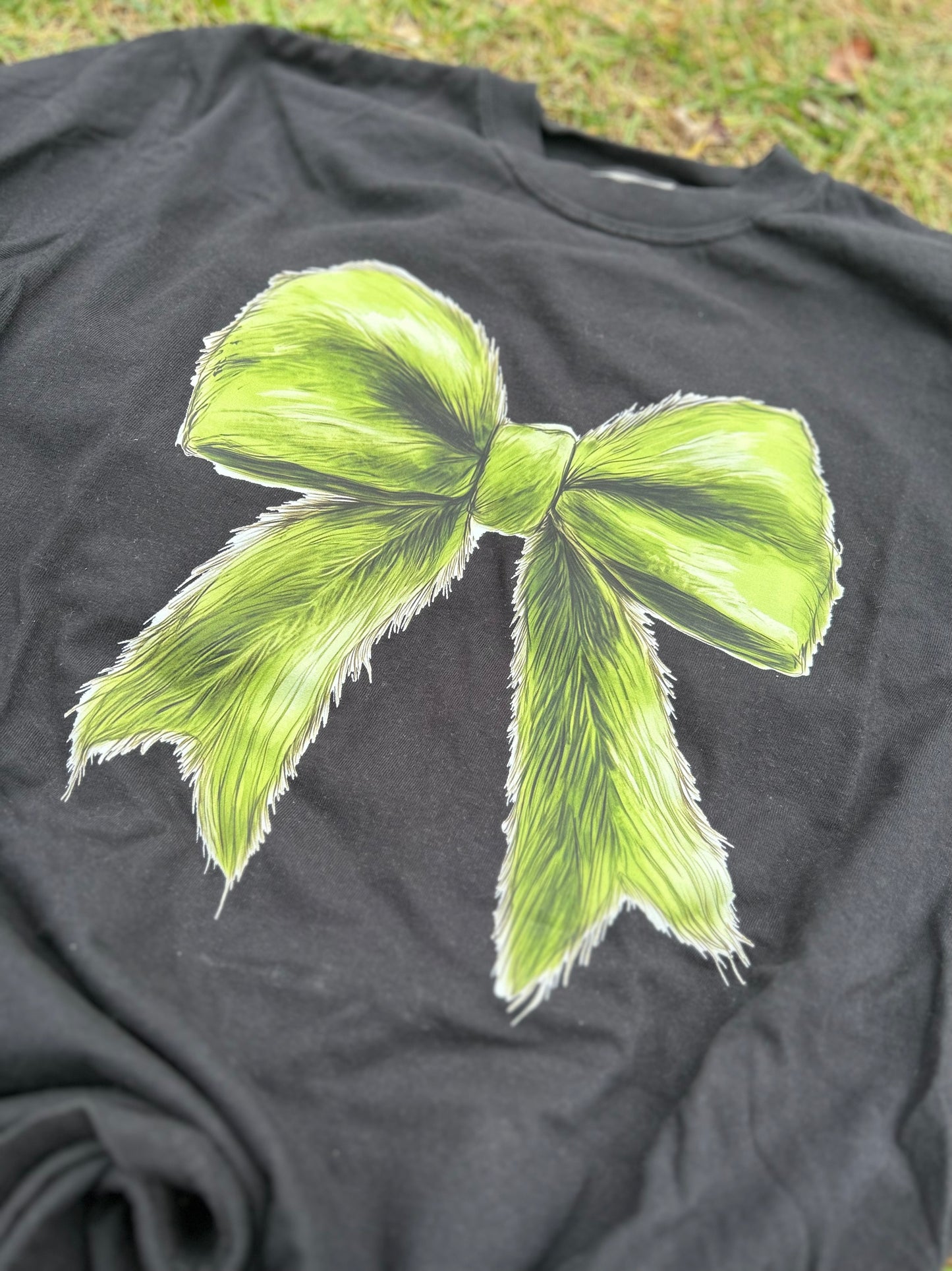 Green fur bow: T-shirt: Pre-Order